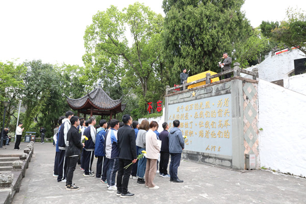 20230403市中等職技校開展清明節(jié)祭掃烈士陵園活動(dòng)2_副本.jpg