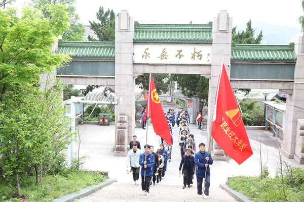 20230403市中等職技校開展清明節(jié)祭掃烈士陵園活動(dòng)1_副本.jpg